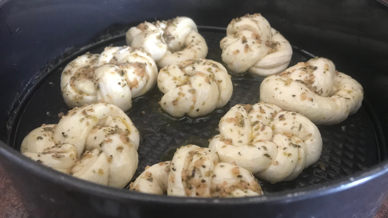 Illustration for article titled How to cheat your way to "homemade" garlic knots